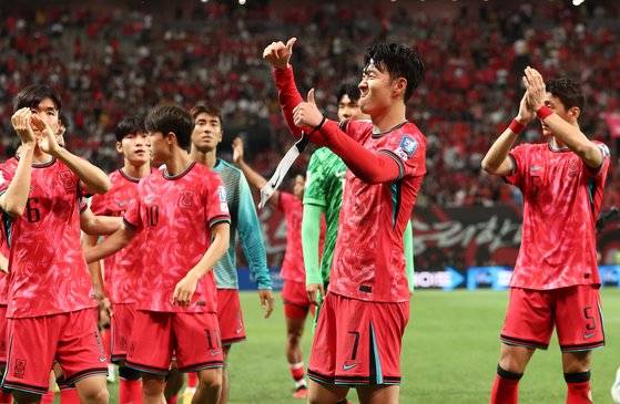 중국전 승리 직후 팬들에게 인사하는 손흥민(가운데).
