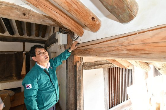 12일 규모 4.8 지진이 발생한 전북 부안에서 국가유산 피해 점검에 나선 최응천 국가유산청장이 내소사 현장을 둘러보고 있다. 사진 국가유산청