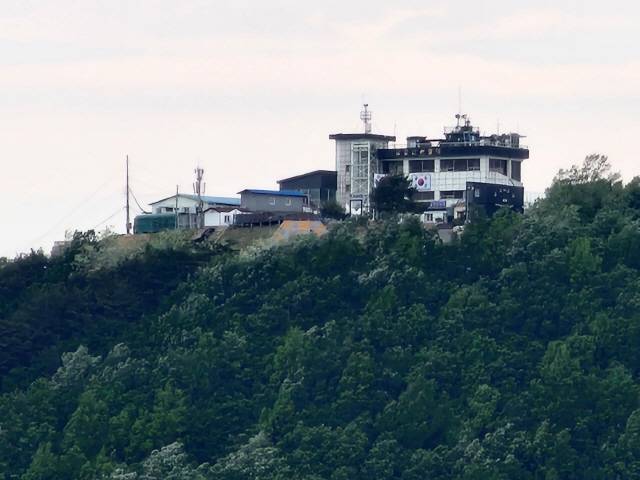 ▲ 최근 북한의 오물풍선 살포와 남측의 대북 확성기 재개 등으로 남북 긴장이 최고조에 이르고 있다. 사진은 11일 동해안 최북단 고성 현내면 통일전망대에서 바라본 금강산 전망대 모습.  전인수