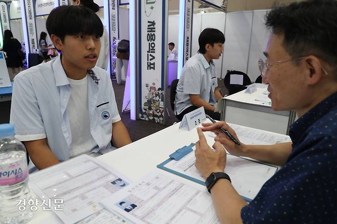12일 경기 고양시 킨텍스에서 열린 대한민국 고졸 인재 채용 박람회를 찾은 학생이 모의면접을 하고 있다.