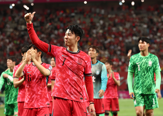 Korea captain Son Heung-min gives a thumbs up to fans after Korea beat China 1-0 in a World Cup qualifier at Seoul World Cup Stadium on Tuesday. [YONHAP]