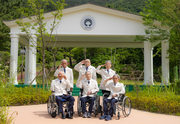 김해보훈요양원은 ㈔한국디지털사진가협회 김해지회와 연계해 요양원 입소 어르신 중 6.25 참전 용사들 희망을 받아 지난 11일 기념 사진을 촬영했다. /김해보훈병원