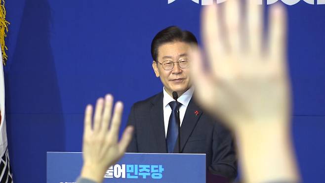 ▲이재명 더불어민주당 대표가 지난해 1월 국회 사랑재에서 열린 신년 기자회견에서 기자들이 질문하기 위해 손을 들고 있다. 사진=미디어오늘 영상 갈무리