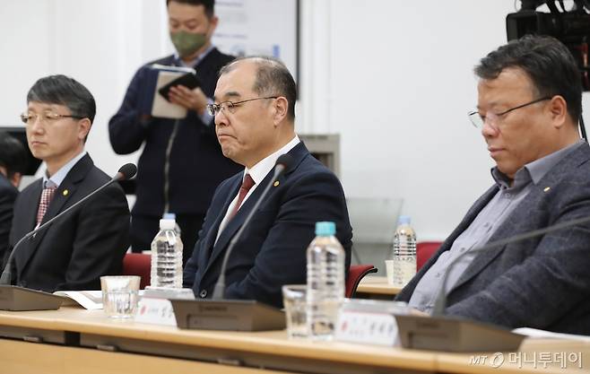 홍원화 경북대 총장이 1일 오후 대구 중구 경북대 의과대학에서 열린 의대 운영대학 현장 간담회에 참석해 이주호 부총리 겸 교육부 장관의 모두발언을 듣고 있다/사진=뉴스1 /사진=(대구=뉴스1) 공정식 기자