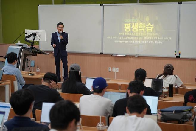 유길상 한기대 총장이 '천안학 강의'를 수강하는 3~4학년 학생들을 대상으로 강의하고 있다./사진제공=한기대