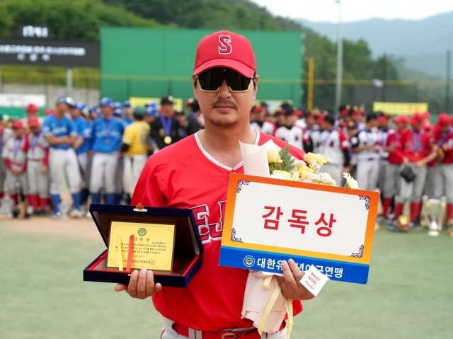 감독상을 수상한 장재혁 세종시유소년야구단 감독. /대한유소년야구연맹 제공