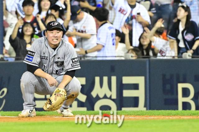 2024년 6월 12일 서울 잠실야구장에서 진행된 '2024 신한 SOL 뱅크 KBO 리그' 한화-두산의 경기.한화 안치홍이 7회말 1사 2루에서 라모스의 땅볼 때 포구 실책을 한 뒤 아쉬워 하고 있다./잠실=곽경훈 기자 kphoto@mydaily.co.kr