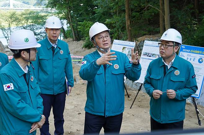 방기선(오른쪽 두번째) 국무조정실장이 12일 세종특별자치시 금남면 산사태 피해 현장을 방문해 피해 복구 추진 상황을 점검하고 있다. [국무총리실 제공]