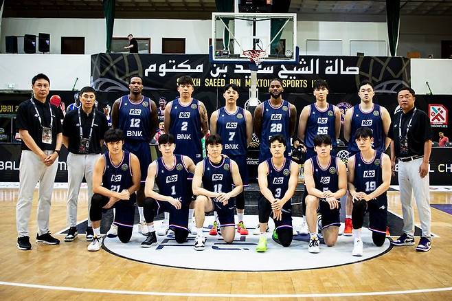 [서울=뉴시스] '국제농구연맹(FIBA) 챔피언스리그 아시아'에 출전한 프로농구 부산 KCC 선수단. (사진 = FIBA 제공) *재판매 및 DB 금지