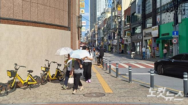 10일 오후 대구 중구 동성로에서 양산을 쓴 시민들이 햇빛을 피하고 있다. 정진원 기자