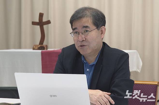 기독법률가회 공동대표 이병주 변호사는 "한국의 기독교인들은 더 이상 개별 교회의 안정과 성장에만 매달리지 말고, 우리의 아들·딸들이 온전한 지구에서 하나님이 주신 삶의 기쁨과 슬픔과 은혜를 함께 누릴 수 있도록 하는 '기후위기 기독인운동'에 함께 참여하자"고 촉구했다.