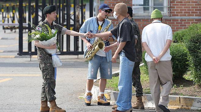 RM의 축하 연주 들으며 전역하는 진