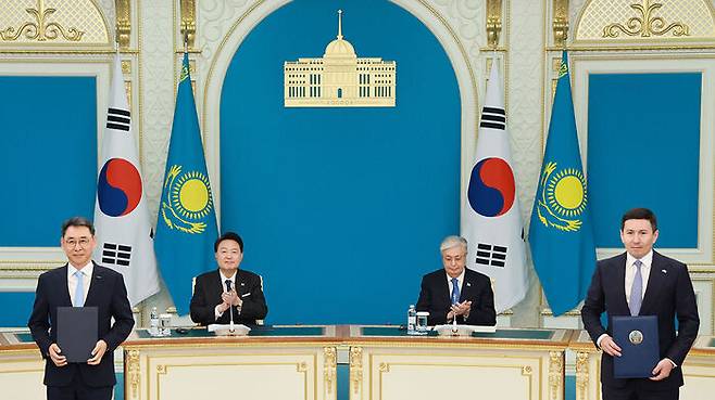 윤석열 대통령과 카심-조마르트 토카예프 카자흐스탄 대통령이 한·카자흐스탄 양해각서(MOU) 서명식에 임석해 정연인 두산에너빌리티 부회장과 카자흐스탄 삼룩카즈나 누를란 자쿠포프 최고운영책임자의 '한-카자흐 전력산업 발전 협력 양해각서(MOU)'에 서명 뒤 기념촬영을 하며 박수치고 있다.