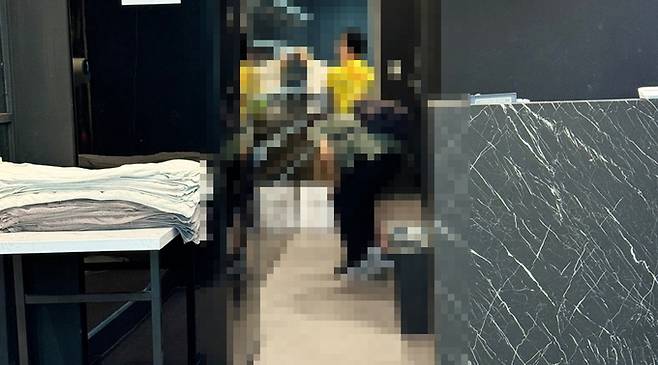 이날 헬스장을 찾은 중년 여성 회원들. 입구에 아줌마 출입금지라는 문구가 붙어있지만 개의치 않았다. 여성 회원 중에는 오히려 환영한다는 입장을 보이기도 했다고 전해졌다.