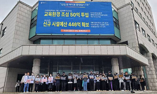 지난 4월 29일 충북대학교 병원∙의과대학 교수와 학생들이 대학 본부 입구를 막아서고 있다. 윤교근 기자