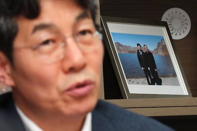 윤건영 더불어민주당 의원이 7일 오후 국회 의원회관에서 시사저널과 인터뷰를 하고 있다. 윤 의원 책장에 2018년 9월 백두산 천지에서 문재인 대통령과 찍은 사진이 놓여 있다.&nbsp;Ⓒ박은숙 기자