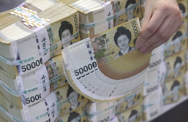 5년간 1억원 납입 한도로 최대 400만원의 비과세 혜택을 받을 수 있는 개인종합자산관리계좌(ISA)에 대한 관심이 뜨겁다. ⓒ 연합뉴스