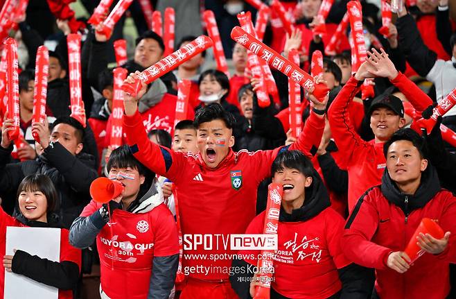 ▲ 북한이 2026 월드컵 2차 예선을 뚫어 냈다. 11일(한국시간) 라오스 비엔티엔에서 열린 2026 국제축구연맹(FIFA) 북중미 월드컵 아시아 지역 2차 예선 B조 6번째 경기에서 미얀마를 4-1로 대파했다. 북한은 2차 예선 마지막 경기 승리로 승점을 9점으로 쌓아 시리아(7점)를 끌어내리고 2위로 일본(18점)과 함께 3차 예선 진출 자격을 얻었다.