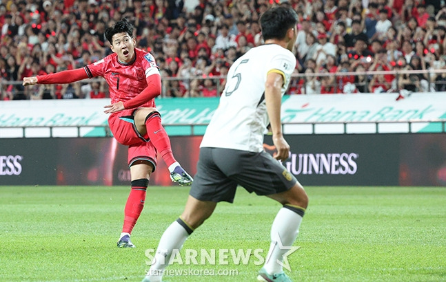 손흥민(왼쪽)이  11일 오후 8시 서울월드컵경기장에서 열린 대한민국 대 중국의  '2026 국제축구연맹(FIFA) 북중미 월드컵' 아시아지역 2차 예선 C조 최종 6차전에서 슛을 시도하고 있다. /사진=김진경 대기자