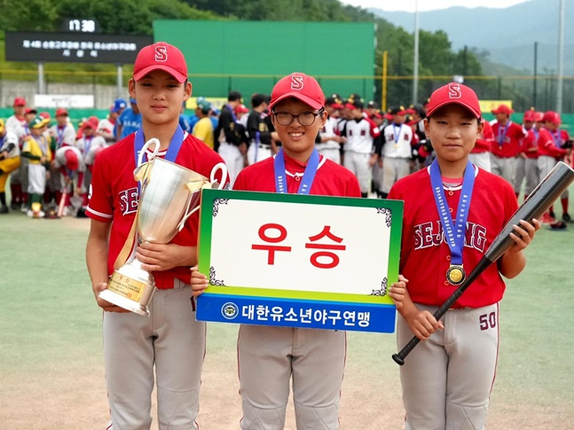 우승을 차지한 세종시유소년야구단 선수들. /사진=대한유소년야구연맹