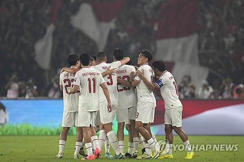 신태용 감독이 이끄는 인도네시아 축구대표팀이 11일 수도 자카르타 겔로라 붕카르노에서 열린 2026 북중미 월드컵 아시아 2차예선 F조 최종전에서 필리핀을 2-0으로 완파하고 3차예선에 진출했다. 인도네시아는 3차예선에서 자국 축구 사상 처음으로 월드컵 본선 티켓에 도전할 수 있게 됐다. 인도네시아는 신 감독의 리더십, 용병술과 더불어 유럽에서 인도네시아 혈통을 찾아 국적 부여하는 방식으로 대표팀을 강화했다. 연합뉴스