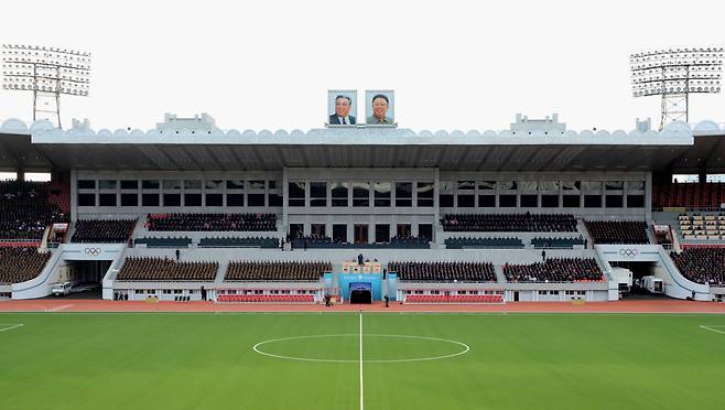 북한 남자축구대표팀이 11일 동남아 라오스 비엔티안 국립경기장에서 열린 2026 월드컵 아시아 2차예선 미얀마와의 최종전에서 4-1 대승을 거두면서 3차예선 진출을 확정지었다. 북한은 지난 3월 일본과의 평양 홈 경기를 전격 취소하면서 몰수패를 당하고 탈락 위기에 몰렸으나 이번 달 2연전을 모두 이긴 끝에 극적으로 생환, 월드컵 본선 진출을 바라보게 됐다. 북한은 조추첨 결과에 따라 한국과 2경기를 치를 수도 있게 됐다. 다만 3차예선 홈 경기를 평양에서 할지는 미지수인 상황이다. 연합뉴스
