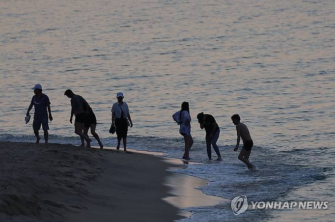 경포의 잠 못 드는 밤 (강릉=연합뉴스) 유형재 기자 = 11일 밤의 기온도 30도 이상이 계속되자 강원 강릉시 경포해변에는 많은 시민이 나와 바닷물에 발을 담그고 무더위를 식히고 있다.
    이날 강릉에는 올해 처음으로 열대야가 나타났다. 2024.6.11 yoo21@yna.co.kr