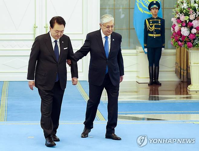 카자흐 대통령 안내받는 윤석열 대통령 (아스타나[카자흐스탄]=연합뉴스) 홍해인 기자 = 윤석열 대통령이 12일(현지시간) 아스타나 대통령궁에서 열린 공식환영식에서 카심-조마르트 토카예프 카자흐스탄 대통령의 안내를 받고 있다.   2024.6.12 hihong@yna.co.kr