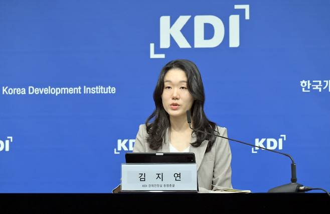 김지연 KDI 경제전망실 동향총괄이 13일 정부세종청사에서 KDI FOCUS ‘직무 분석을 통해 살펴본 중장년 노동시장의 현황과 개선 방안’ 을 발표하고 있다. (사진=KDI 제공)