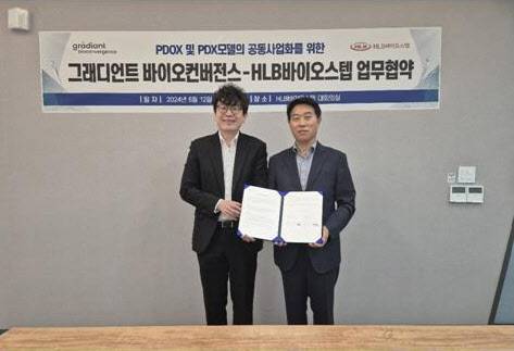 이진근 그래디언트 바이오컨버전스(왼쪽) 대표와 문정환 HLB바이오스텝 대표(오른쪽)가 지난 12일 HLB바이오스텝 본사에서 암환자 유래 오가노이드 마우스 이식 모델 공동 사업을 위한 업무 협약을 체결한 뒤 기념사진을 촬영하고 있다. (사진=그래디언트 바이오컨버전스)