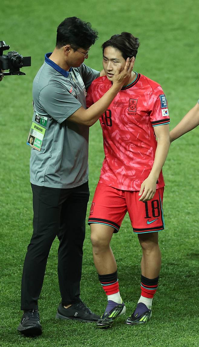 한국 축구 대표팀 김도훈 임시감독이 이강인을 쓰다듬는다