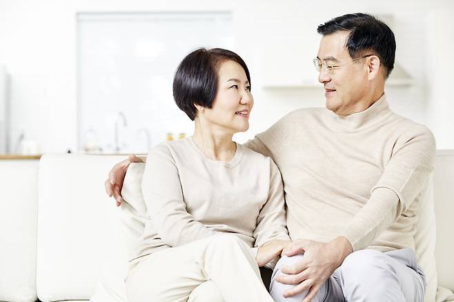 여성이 남성에게 바라는 애정 표현 방법은 주로 감정적인 지원, 신체적 접촉, 시간과 관심, 그리고 일상적인 도움과 배려심 있는 행동에 중점을 둔다. [사진= 게티이미지뱅크]