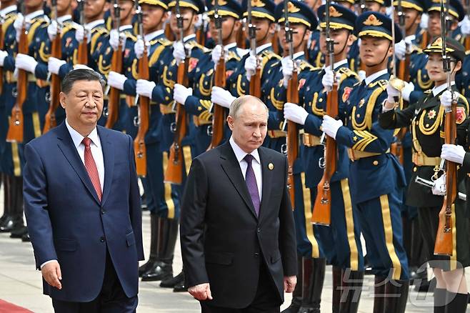 중국을 국빈 방문 중인 블라디미르 푸틴 러시아 대통령이 16일(현지시간) 베이징 톈안먼 광장의 인민대회당에서 열린 환영식 중 시진핑 국가주석과 의장대를 사열하고 있다. 2024.05.17 ⓒ AFP=뉴스1 ⓒ News1 우동명 기자