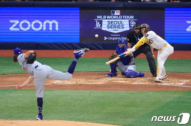 20일 서울 구로구 고척스카이돔에서 열린 2024 미국 메이저리그(MLB) 월드투어 서울시리즈 개막전 샌디에이고 파드리스와 로스엔젤레스(LA) 다저스의 경기에서 파드리스 김하성이 2회말 1사 주자 없는 상황 우익수 플라이 아웃 타구를 날리고 있다. 2024.3.20/뉴스1 ⓒ News1 김진환 기자