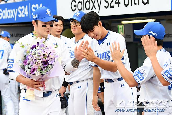 13일 대구 삼성라이온즈파크에서 열린 삼성 라이온즈와 LG 트윈스의 경기. 2회말 솔로포를 터뜨리며 한미 통산 400홈런을 달성한 박병호가 선수들과 하이파이브를 하고 있다. 대구=박재만 기자 pjm@sportschosun.com/2024.06.13/