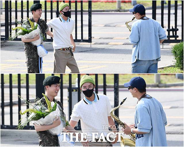 그룹 방탄소년단(BTS) 진(왼쪽)이 12일 오전 경기 연천 제5보병사단 신병교육대에서 전역하며 제이홉(가운데), RM과 만났다. RM은 색소폰을 연주하며 맏형의 전역을 축하했다. /연천=서예원 기자