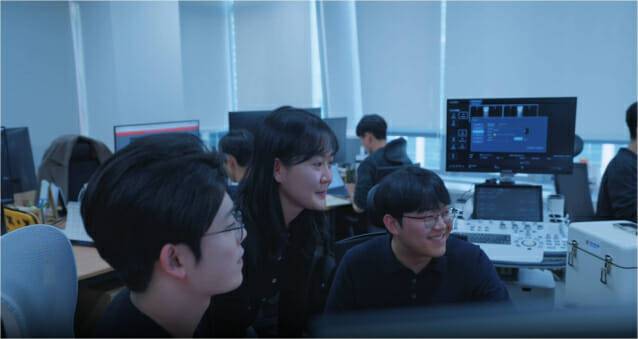 배럴아이 팀원들이 PC를 보며 회의하는 모습