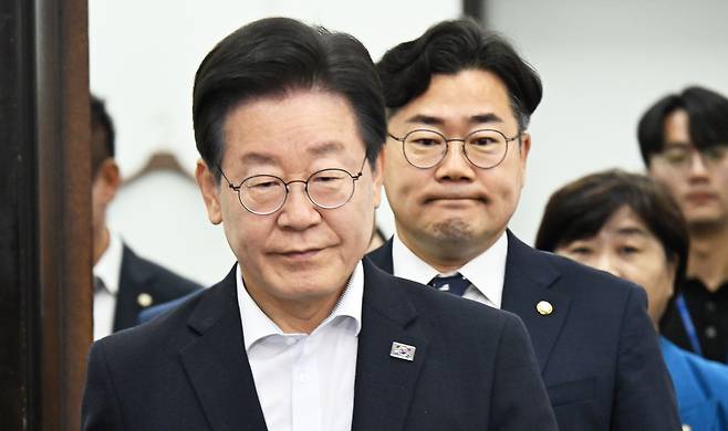 더불어민주당 이재명 대표가 12일 국회에서 열린 최고위원회의에 참석하고 있다. 검찰은 이날 ‘쌍방울의 불법 대북 송금’ 사건 관련 이 대표를 제3자 뇌물 수수 혐의 등으로 기소했다. 이 대표 뒤는 박찬대 원내대표. /이덕훈 기자