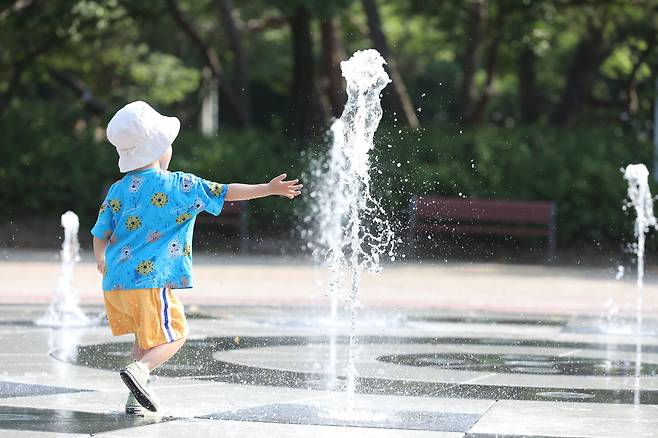 폭염특보가 내려진 13일 광주 광산구 월계동의 쌍암공원 바닥분수에서 한 어린이가 물놀이를 하며 더위를 식히고 있다. /뉴스1