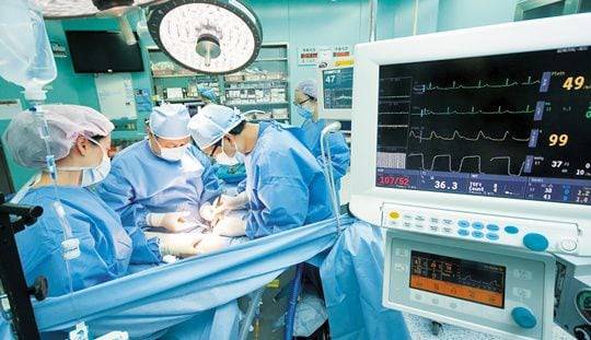 한 병원의 암수술 장면. /조선DB