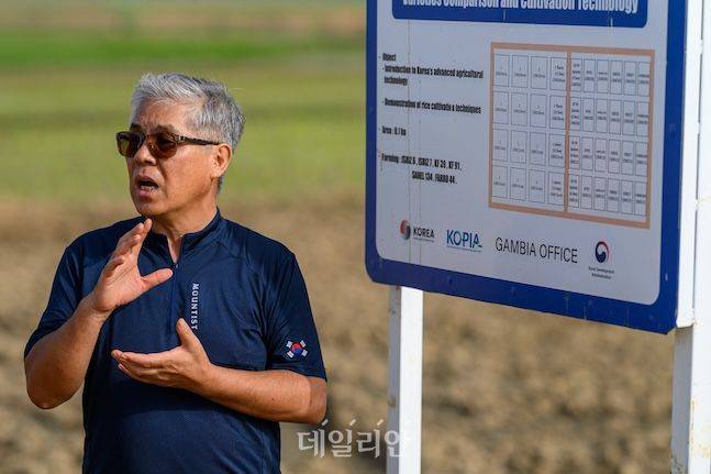 정충섭 코피아세네갈센터 전문가가 감비아 사푸(Sapu) 지역에서 현지 생산단지 조성 상황을 설명하고 있다. 코피아세네갈센터는 올해 사푸 사업지에 아프리카라이스(AfricaRice)에서 개발한 신품종 2개를 도입해 시험재배 및 국가 품종 등록을 추진할 계획이다. ⓒ데일리안 배군득 기자