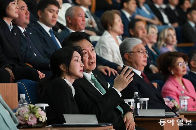 카자흐스탄을 국빈 방문 중인 윤석열 대통령과 김건희 여사가 12일(현지 시각) 카자흐스탄 아스타나 국립 아카데미 ‘칼리벡 쿠아느쉬 드라마 극장’에서 열린 한국-카자흐스탄 합동 문화공연을 관람하고 있다. 아스타나=최혁중 기자 sajinman@donga.com