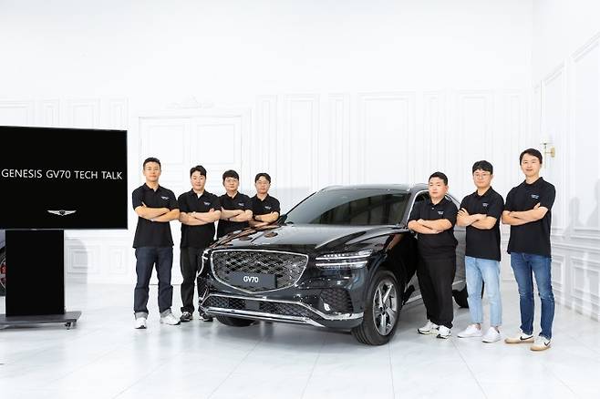 현대자동차 연구원들이 지난 12일 경기 광주에서 열린 미디어 데이에서 기념 촬영을 하고 있다. 현대차 제공