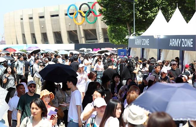 [서울=뉴시스] 김혜진 기자 = 13일 서울 송파구 종합운동장 내 풋살장 및 체육공원 일대에서 열린 방탄소년단(BTS) 2024 FESTA 그라운드 행사에서 팬들이 아미존을 지나고 있다.방탄소년단 BTS 2024 페스타는 방탄소년단의 데뷔일인 6월 13일을 기념하며 팬들과 만나는 축제다. 페스타 행사 중 1부 '진스 그리팅스'(진's Greetings)에서는 팬 1000명을 대상으로 한 허그회를 진행한다. 이는 아미와 가까운 거리에서 뜻깊은 시간을 보내고 싶다는 진의 제안으로 마련됐다. 2024.06.13. jini@newsis.com /사진=뉴시스