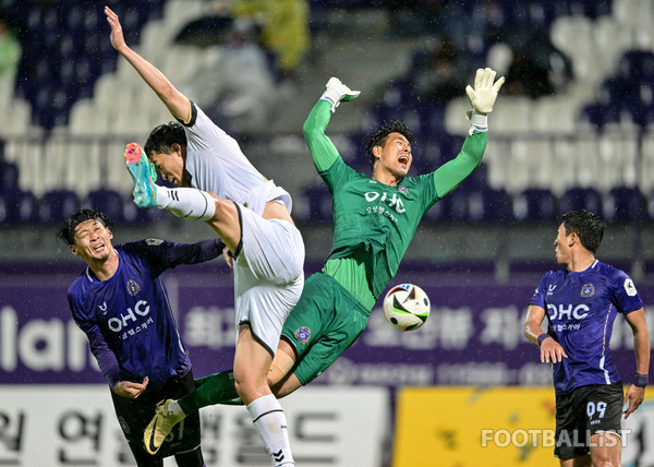 박재환(왼쪽에서 두번째, 경남FC), 김다솔(오른쪽에서 두번째, FC안양). 서형권 기자