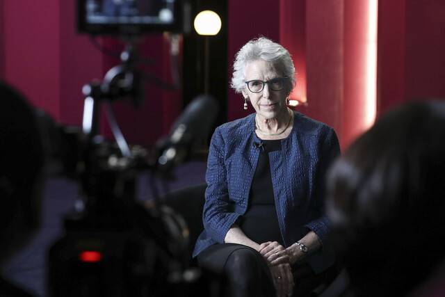 조앤 윌리엄스 미국 캘리포니아주립대 법대 명예교수는 교육방송(EBS)이 지난 7일 유튜브에 공개한 창사특집 ‘조앤 윌리엄스와의 대화-와! 대한민국 완전히 망했네요’(이하 조앤 윌리엄스와의 대화) 맛보기 영상에서 한국의 저출생 문제를 진단했다. 교육방송 유튜브 갈무리