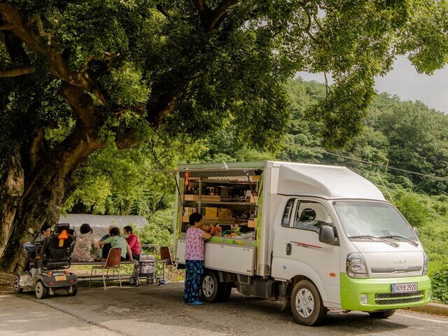 전남 영광군 묘량면 동락사회적협동조합이 운영하는 이동형 장터 ‘이동점빵’ 모습. 동락사회적협동조합 제공