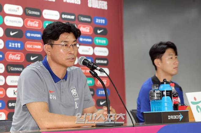 김도훈 임시 감독이 이끄는 한국 남자축구국가대표팀이 10일 오후 고양종합운동장에서 중국과의 2026북중미월드컵 아시아 예선을 하루 앞두고 기자회견 했다. 김도훈감독이 취재진들의 질문에 답하고있다. 고양=정시종 기자 capa@edaily.co.kr /2024.06.10.