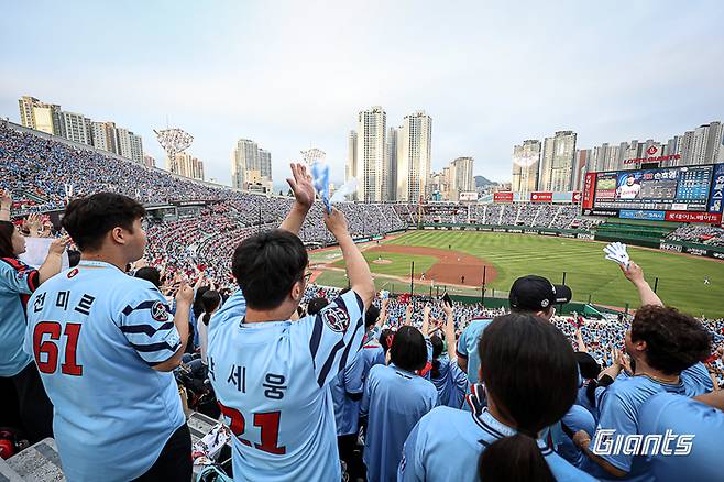9일 바다유니폼을 입은 관중들. 롯데 자이언츠 제공