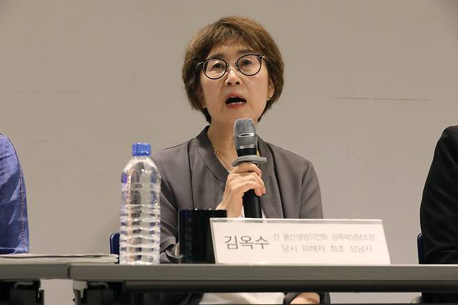 서울 마포구 한국성폭력상담소에서 13일 열린 ‘밀양 성폭력 사건, 피해자의 삶에서, 피해자의 눈으로, 피해자와 함께 말하기’ 기자 간담회에서 김옥수 당시 피해자 최초 상담자가 발언하고 있다. 정효진 기자